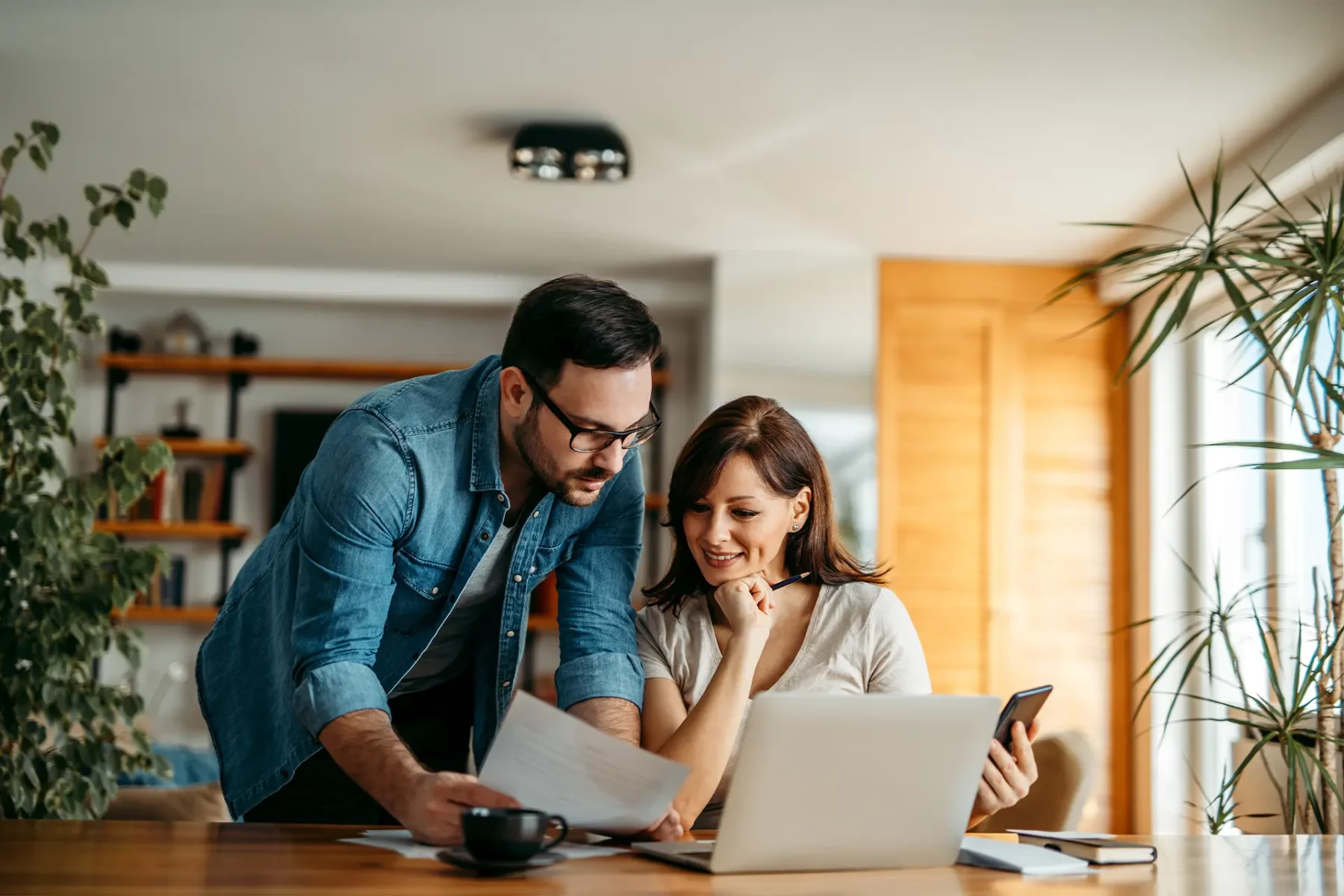 Un couple en train de faire de la paperasse