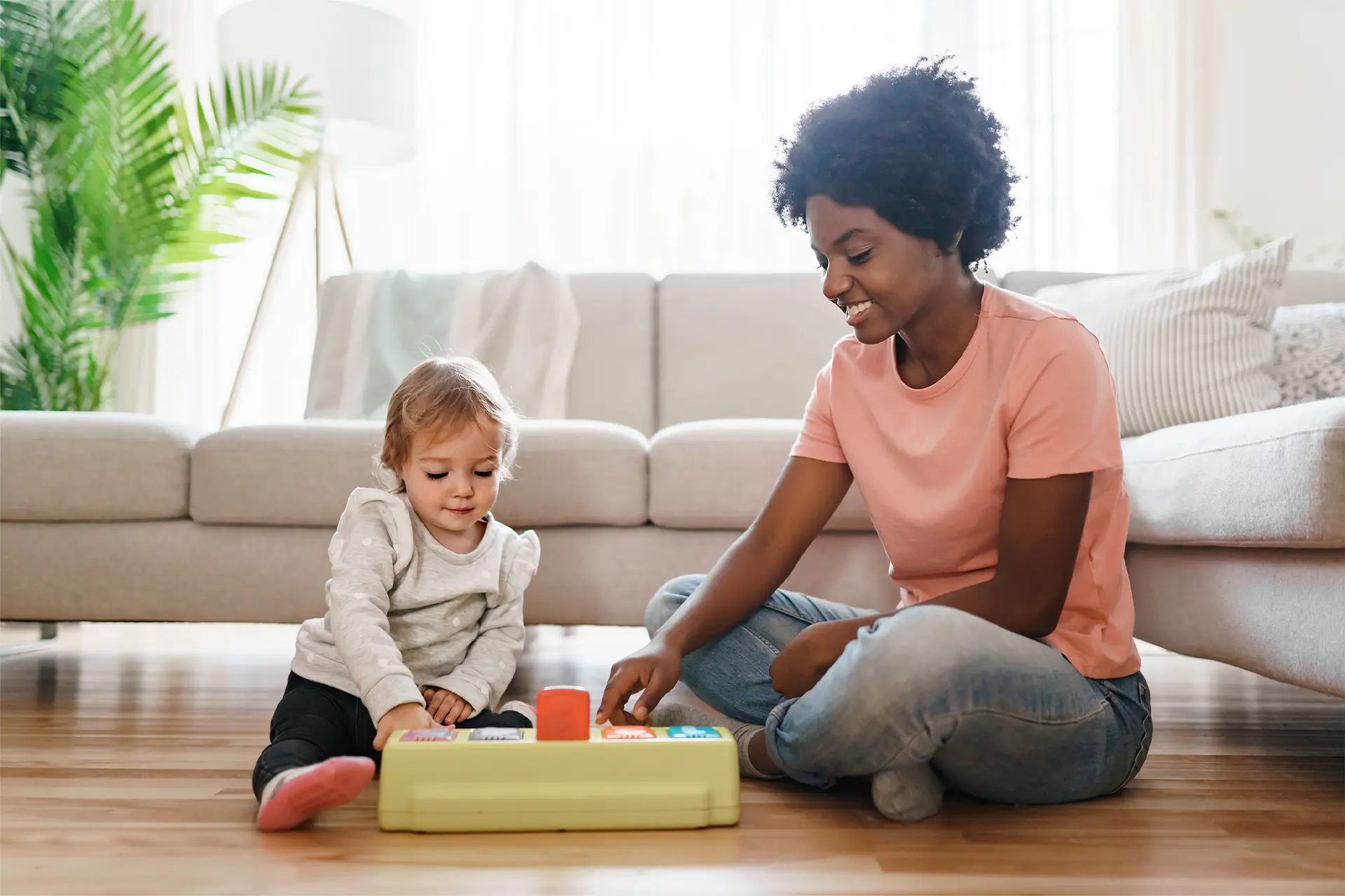 Une jeune femme jouant à un jeu avec une petite fille