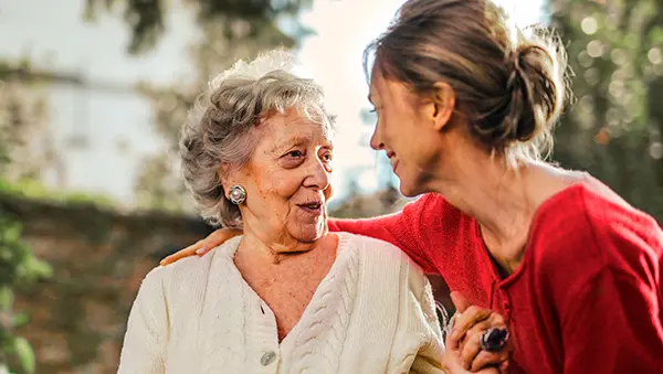 Une femme discutant avec une femme plus âgée