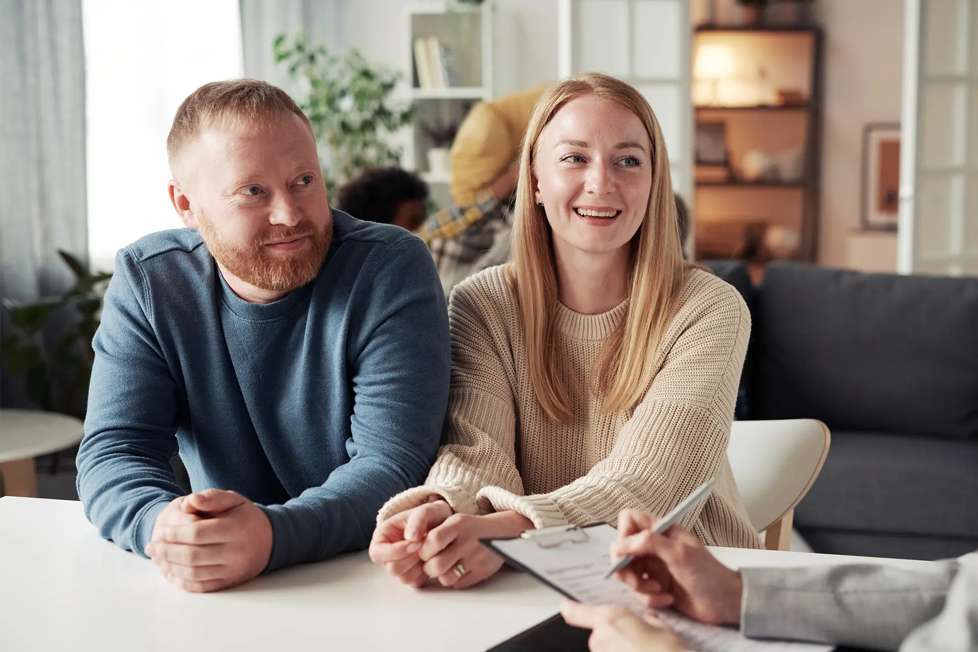 Couple discutant avec une autre personne