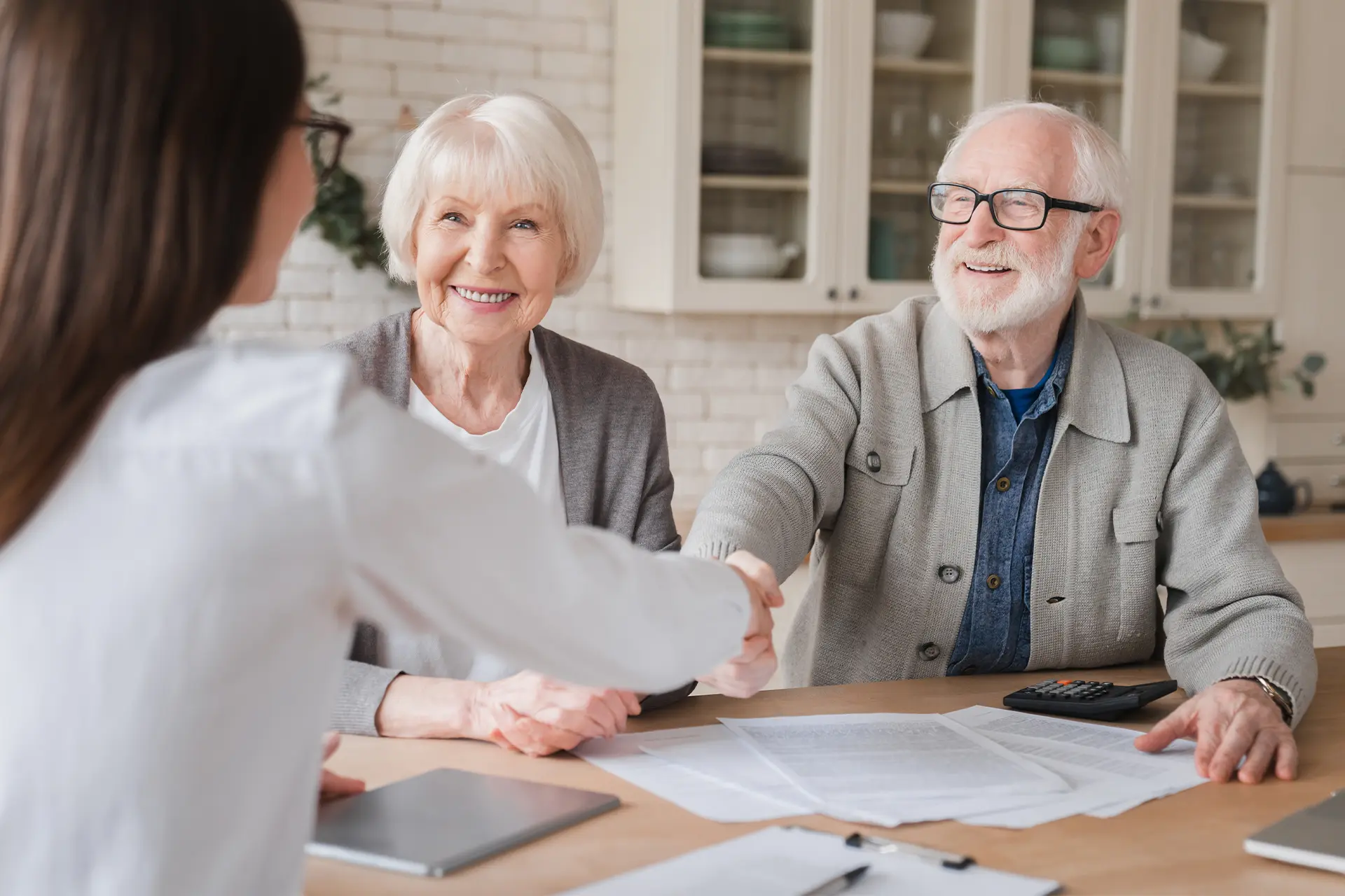 Un couple discutant avec une femme autour de papiers administratifs