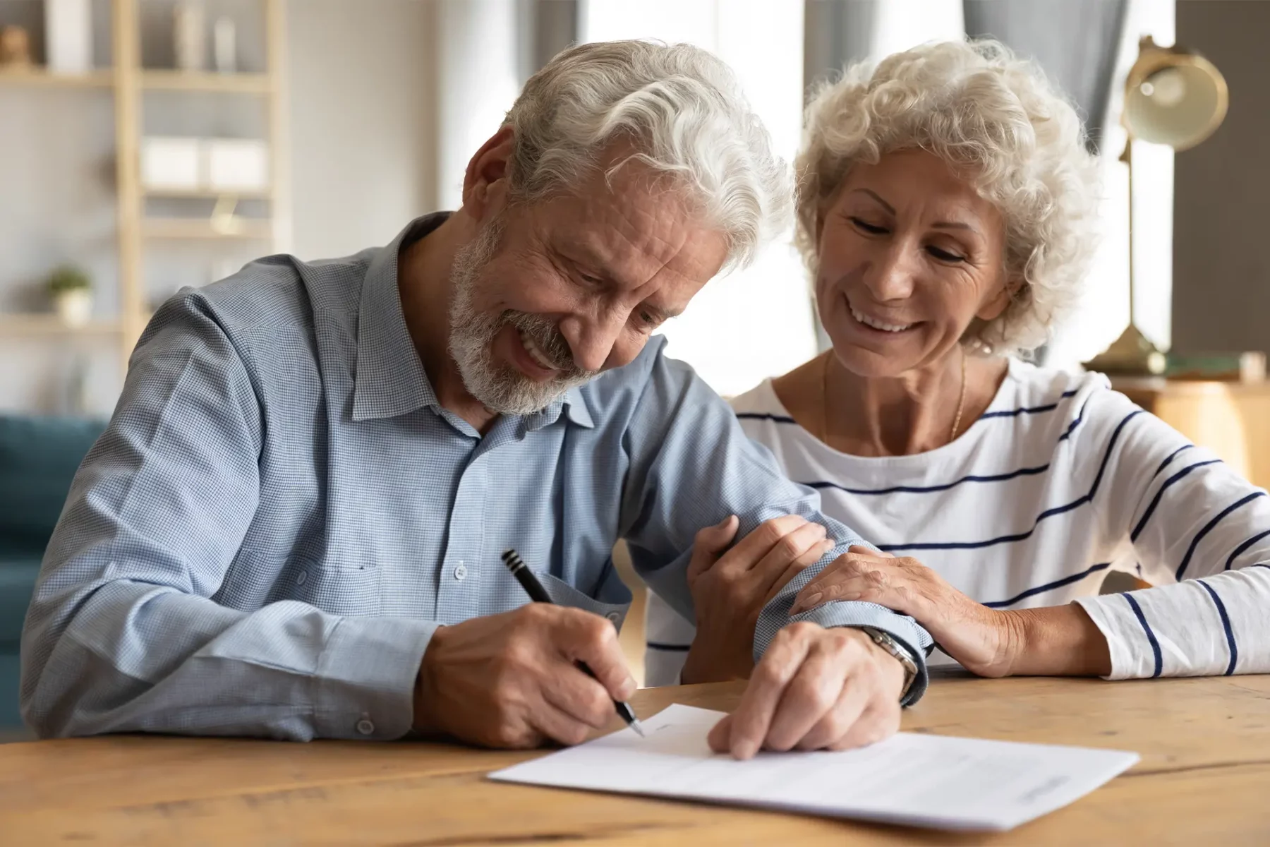 Un couple signant un document