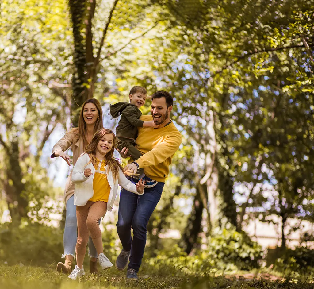 Une famille se baladant dans la forêt