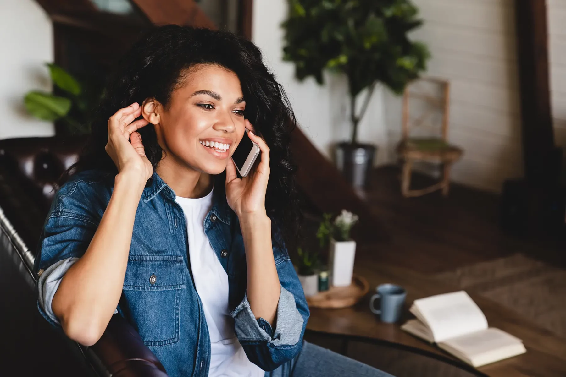 Une jeune femme au téléphone