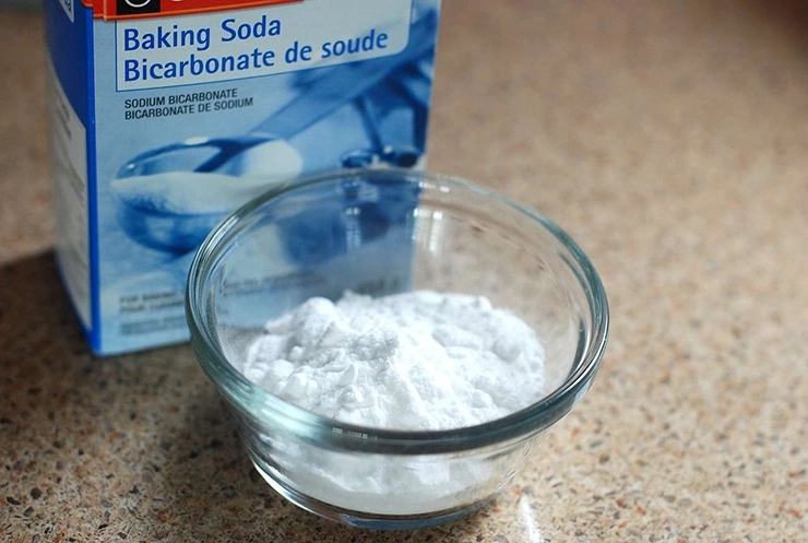 un petit bol avec du bicarbonate de soude à l'intérieur