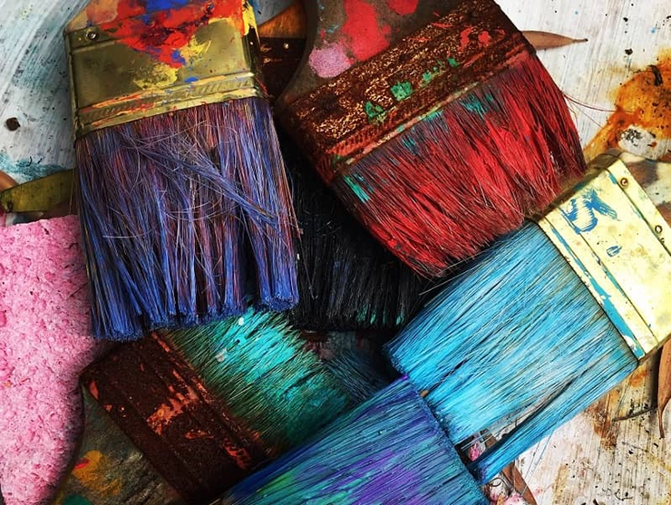Pinceaux remplis de peinture