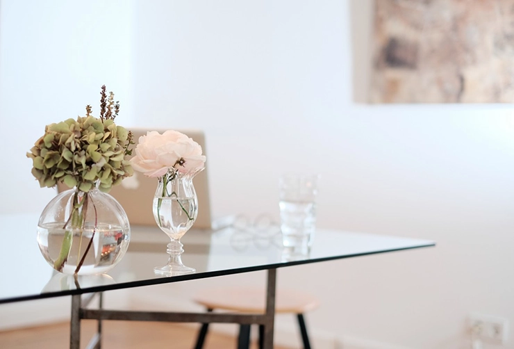 Une table en verre avec des verres dessus