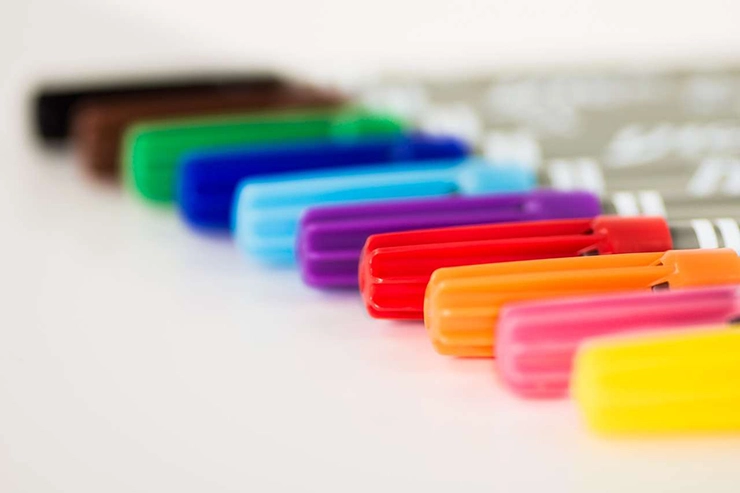 des feutres de différentes couleurs