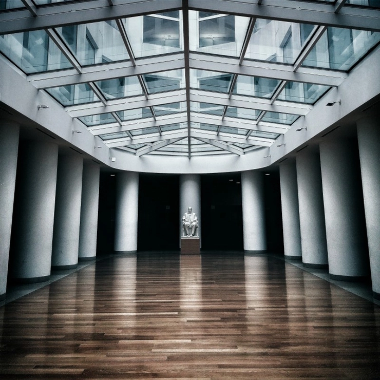 un parquet foncé et brillant