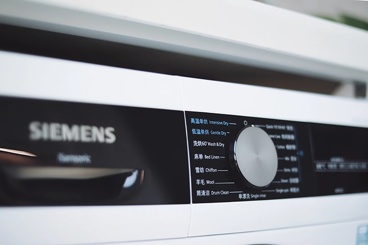 Gros plan sur les boutons d'une machine à laver