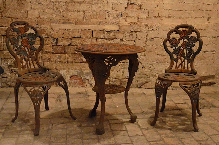 table et chaise en fonte rouillée