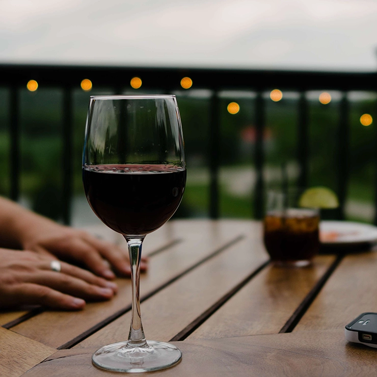 Ver de vin rouge sur une table