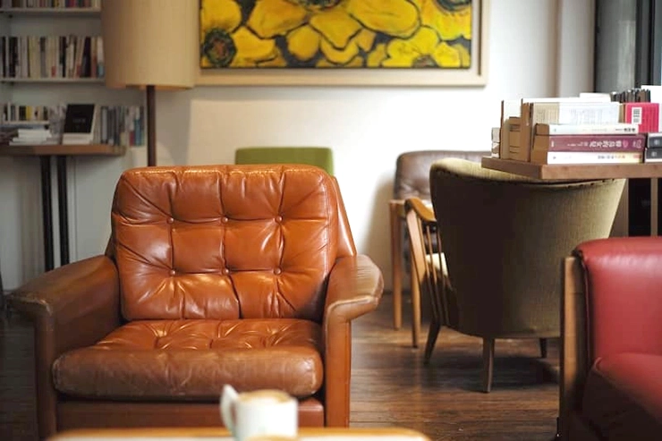 Fauteuil en cuir dans un salon