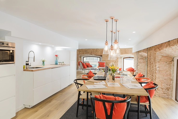 Salle à manger avec un plafond tendu