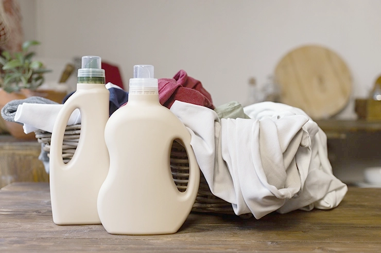 Des paniers à linge et deux bidons de lessive