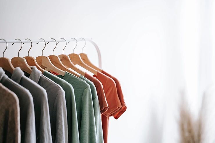 des t-shirts accrochés sur un portant