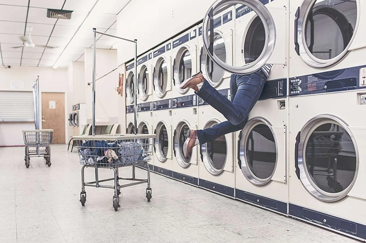 Personne dans un tambour de machine à laver