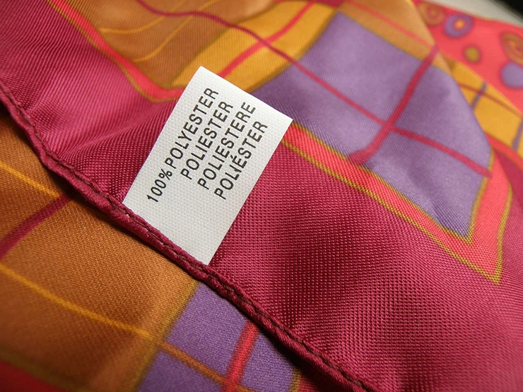 Tissu avec une étiquette 100% polyester écrit dessus