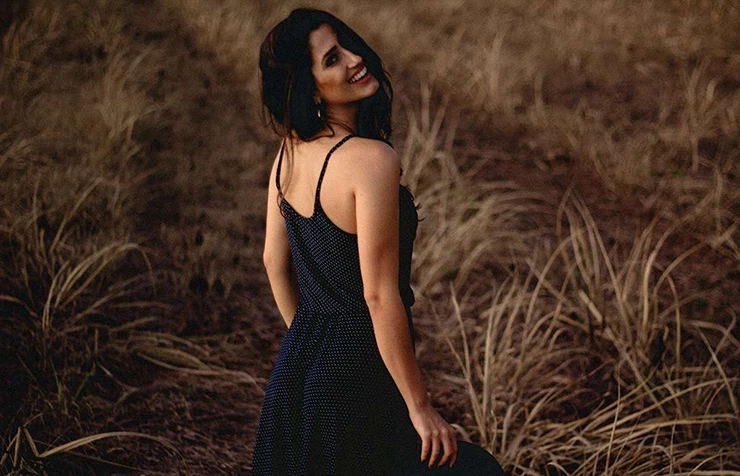 Femme portant une robe en viscose