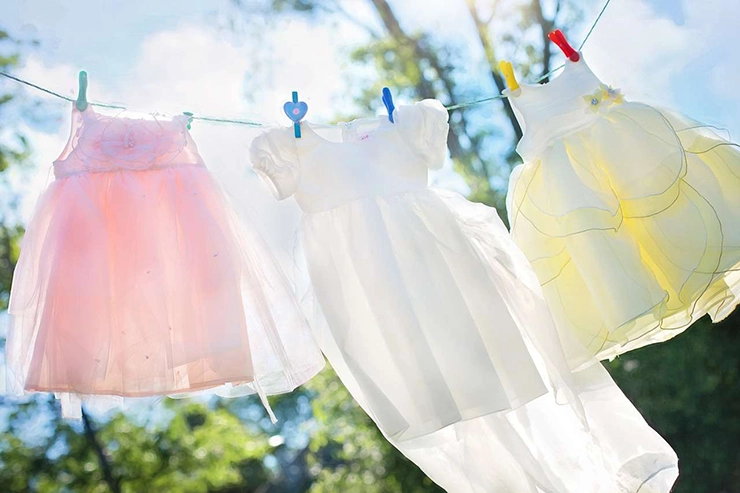 Linge blanc accrochée sur un fil