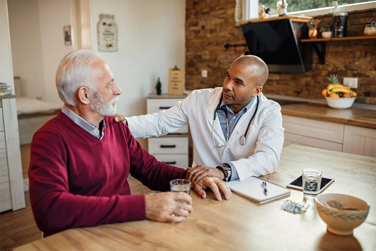 Médecin réalisant une dialyse à domicile