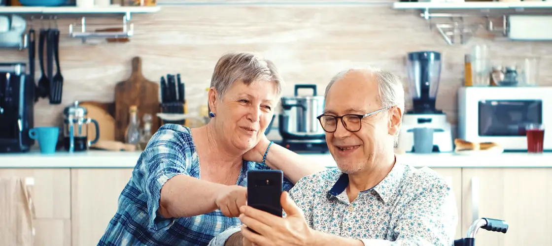 Photo de colocataires regardant un téléphone