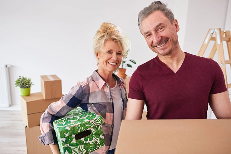 couple de locataire tenant des boîtes en carton