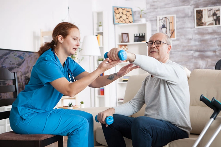 Homme qui se rééduque avec l'aide d'une infirmière
